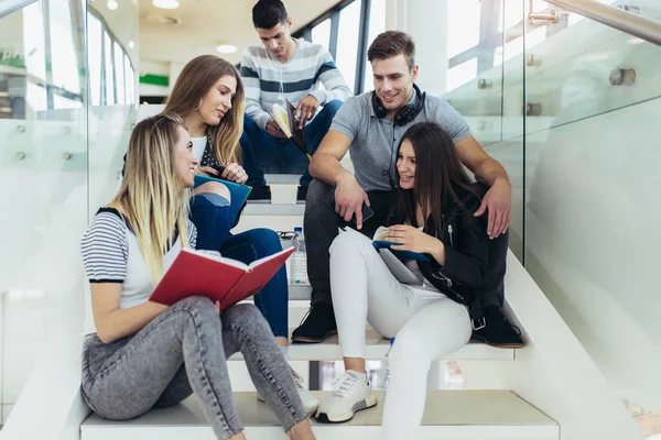 Życie kolegium. Studenci studiują w bibliotece. Młodzi ludzie są — Zdjęcie stockowe