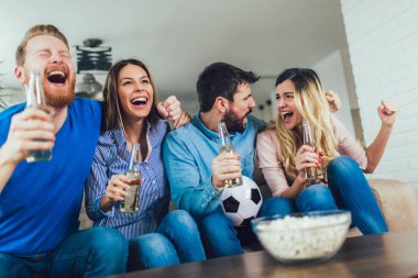 Mutlu arkadaş ya da tv ve celebra futbol izlerken futbol taraftarları