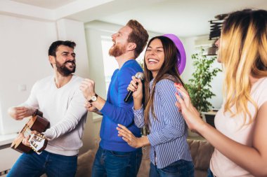 Evde karaoke oynayan arkadaş grubu. Kavram friendsh hakkında