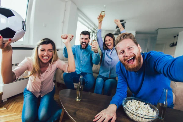 Amigos felizes ou fãs de futebol assistindo futebol na TV e celebridade — Fotografia de Stock