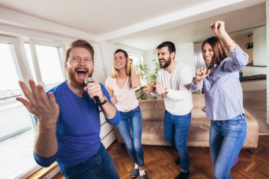 Evde karaoke oynayan arkadaş grubu. Kavram friendsh hakkında