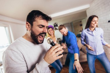 Evde karaoke oynayan arkadaş grubu. Kavram friendsh hakkında