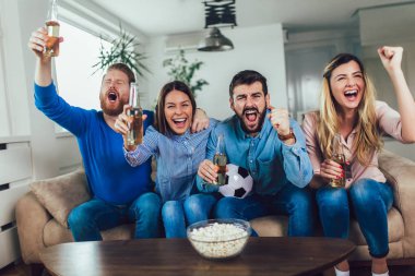 Mutlu arkadaş ya da tv ve celebra futbol izlerken futbol taraftarları