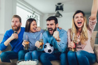 Mutlu arkadaş ya da tv ve celebra futbol izlerken futbol taraftarları