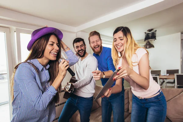 Grupo de amigos jugando karaoke en casa. Concepto acerca de friendsh — Foto de Stock