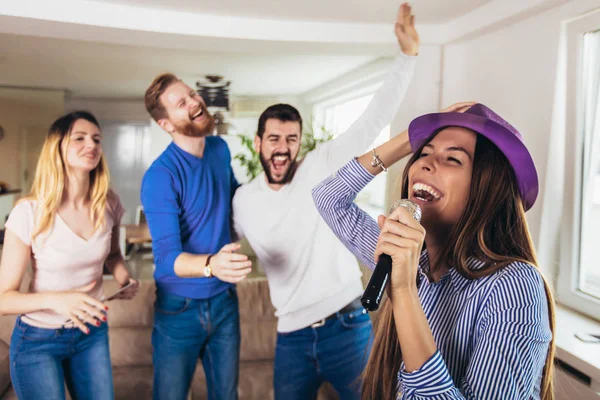 Grupo de amigos jugando karaoke en casa. Concepto acerca de friendsh — Foto de Stock