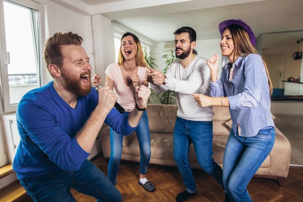 Grupo de amigos jugando karaoke en casa. Concepto acerca de friendsh — Foto de Stock