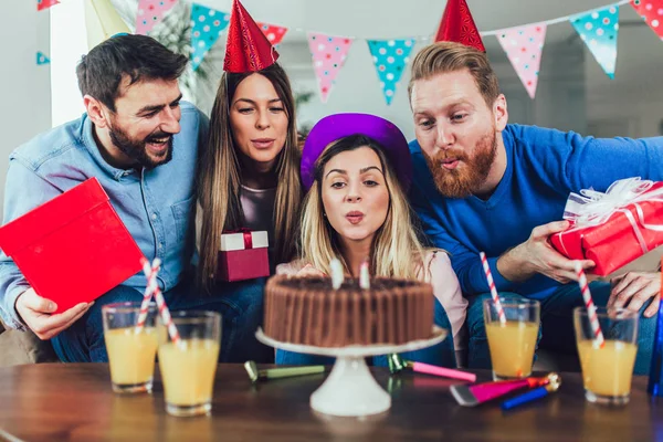 Mladá skupina šťastných přátel oslavujících narozeniny doma a ha — Stock fotografie
