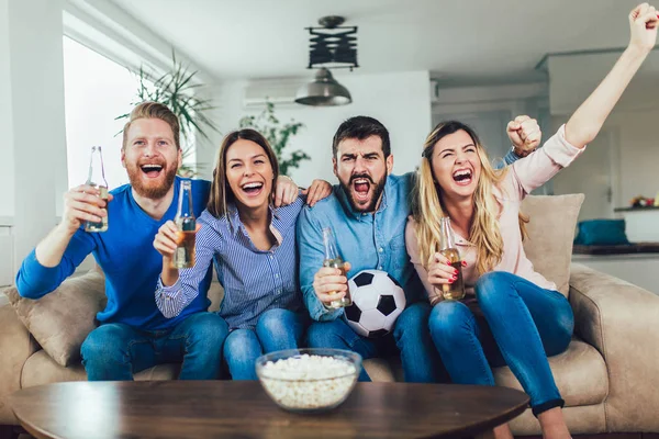Gelukkig vrienden of voetbalfans kijken naar voetbal op tv en celebra — Stockfoto
