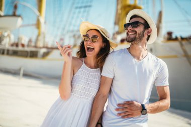 Mutlu genç çift bir turistik deniz reso liman tarafından yürüyüş