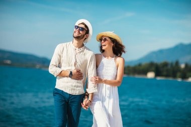 Denizin kenarında yaz zaman zevk aşk, Çift.