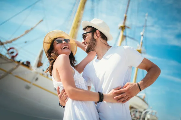Щаслива молода пара, що йде біля гавані туристичної морської ескадри — стокове фото
