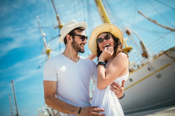 Glückliches junges Paar beim Spaziergang am Hafen eines touristischen Meeres-Resos — Stockfoto
