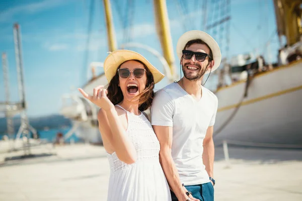 Jovem casal feliz andando pelo porto de um reso mar turístico — Fotografia de Stock