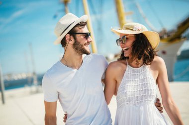Mutlu genç çift bir turistik deniz reso liman tarafından yürüyüş