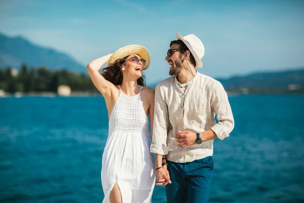 Verliebtes Paar, das den Sommer am Meer genießt. — Stockfoto