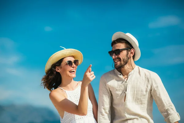 Et par forelsket par som nyter sommertiden ved havet . – stockfoto