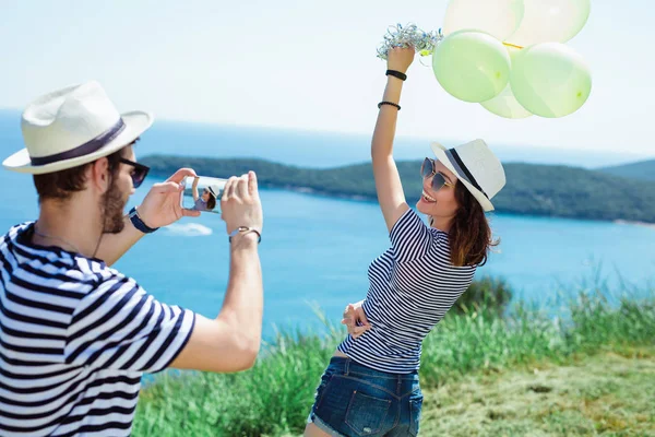 Turista brincando e fotografando sua namorada durante o verão ho — Fotografia de Stock