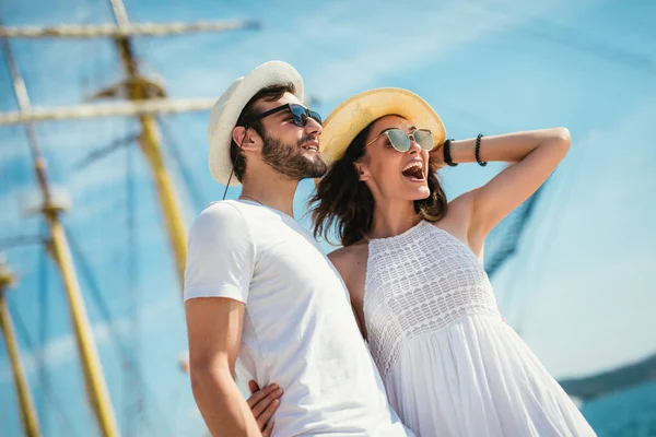 Jovem casal feliz andando pelo porto de um reso mar turístico — Fotografia de Stock