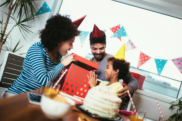 집에서 함께 생일을 축하하는 행복 한 가족 — 스톡 사진
