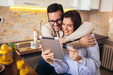 Çift üzerinde Interent kredi kartı ile online satın alma. 
