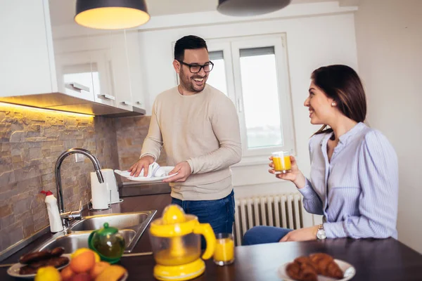 Lyckligt ungt par i köket frukost tillsammans — Stockfoto