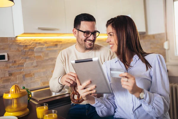 Pareja de compra en línea en el interent con tarjeta de crédito . — Foto de Stock