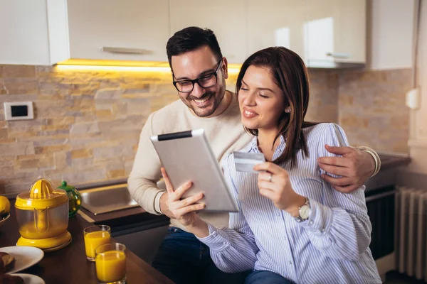 Couple buying online on the interent with credit card. — Stock Photo, Image