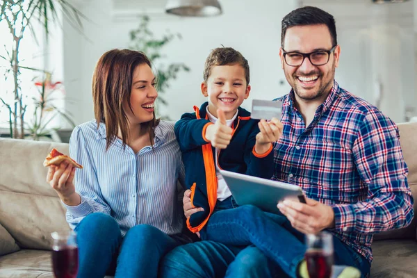Family doing online shopping with tablet — Stock Photo, Image