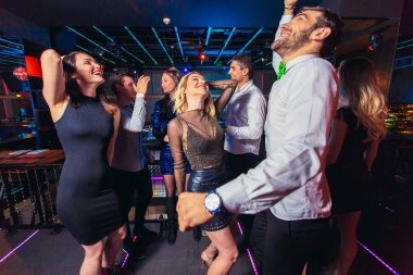Gece kulübünde dans eden gençler