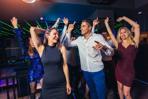 ナイトクラブで踊る若者たち — ストック写真