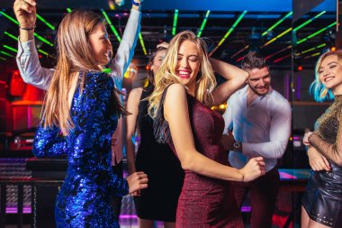 Bir gece kulübünde parti arkadaş grubu