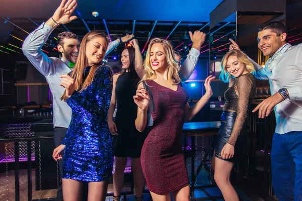 Group of friends partying in a nightclub — Stock Photo, Image