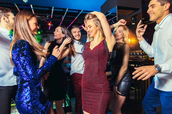 Gruppo di amici che festeggiano in un nightclub — Foto Stock