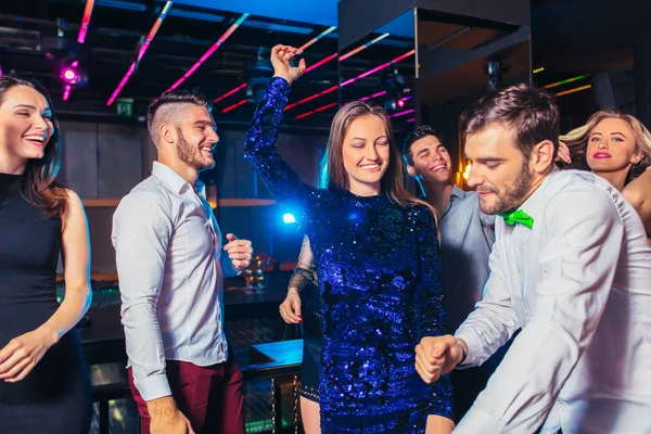 Groep vrienden feesten in een nachtclub — Stockfoto