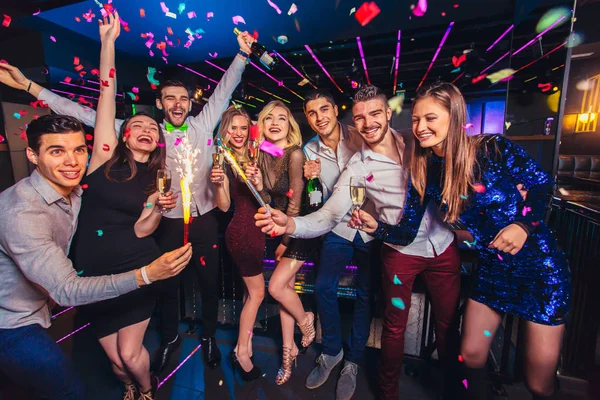 Skupina přátel, párty v nočním klubu a opékání nápoje. — Stock fotografie