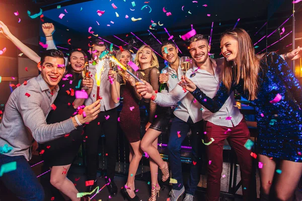 Grupo de amigos de fiesta en un club nocturno y brindar por las bebidas . — Foto de Stock