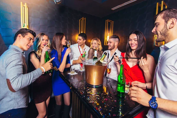 Giovani felici che si divertono al nightclub. — Foto Stock