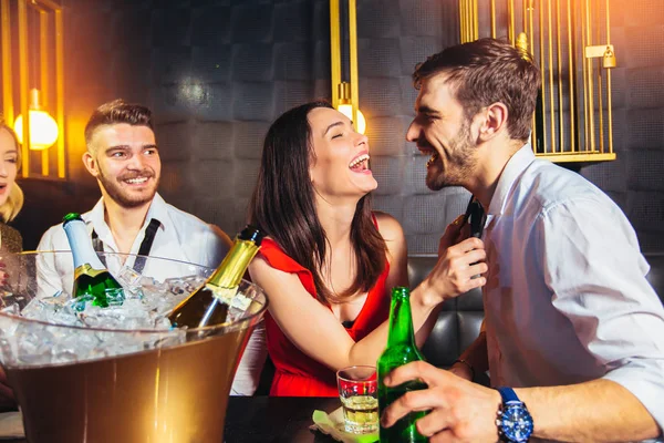 Jóvenes felices divirtiéndose en discoteca. —  Fotos de Stock