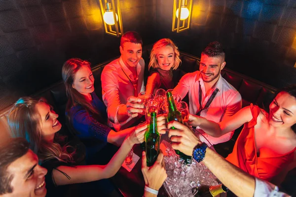 Група друзів, які вечірки в нічному клубі і тостів напої . — стокове фото