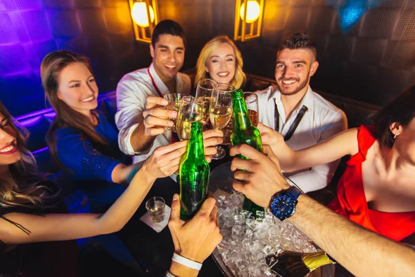 Gruppo di amici che festeggiano in discoteca e bevono un brindisi . — Foto Stock