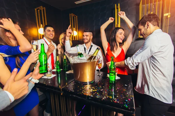 Щасливі молоді люди розважаються в нічному клубі . — стокове фото