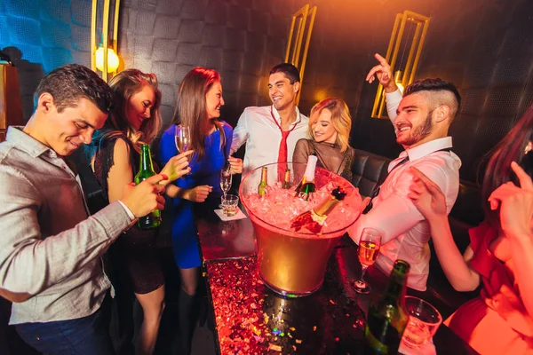 Happy young people having fun at nightclub. — Stock Photo, Image