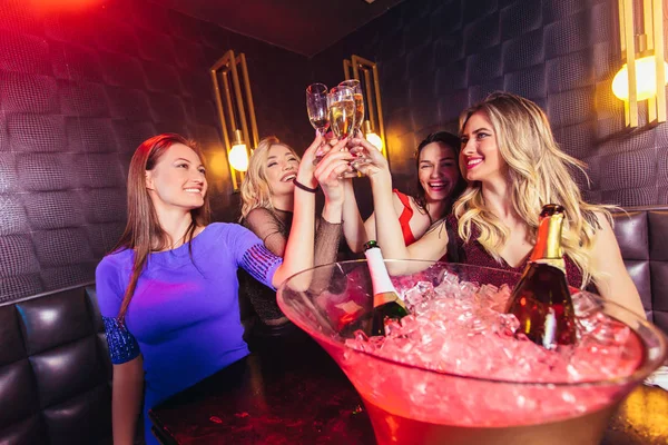Щасливі жінки кмітливі шампанські окуляри і святкування вночі — стокове фото