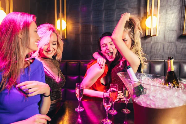 Felice ragazza che si diverte al nightclub — Foto Stock