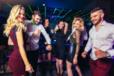Gece kulübünde dans eden gençler
