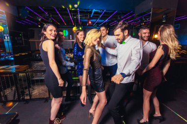 Gece kulübünde dans eden gençler