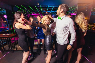 Gece kulübünde dans eden gençler