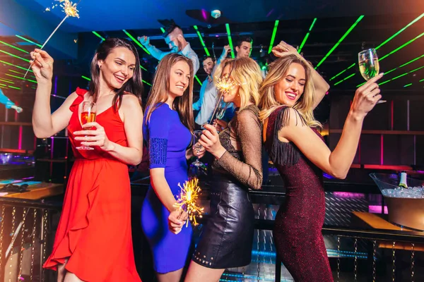 Gruppo di amici che festeggiano in un nightclub — Foto Stock