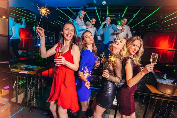 Bir gece kulübünde parti arkadaş grubu
